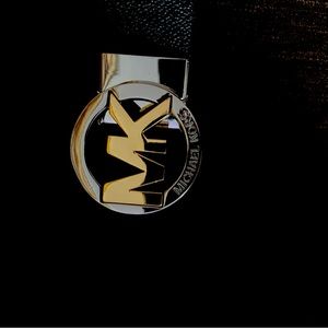 Micheal kors belt any size and reverse able belt that is brown on the other side